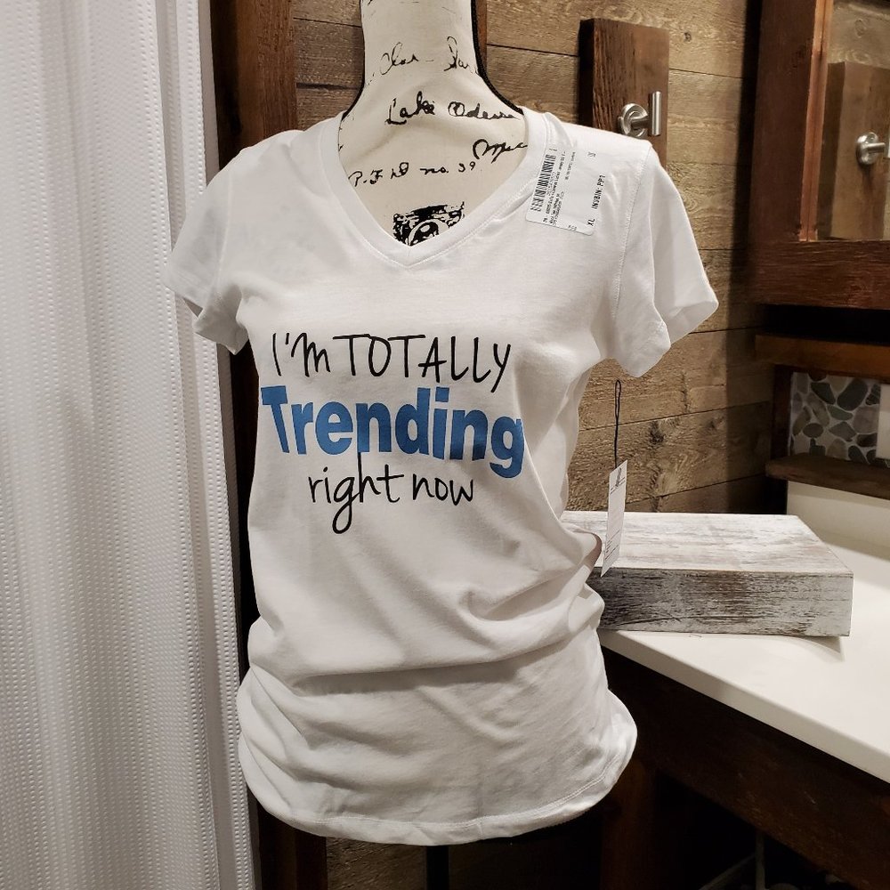 Funny T-Shirt Bella+Canvas V-Neck M “I’m Totally Trending Right Now” White Tee